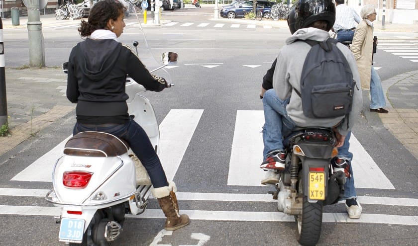 Geel kenteken scooter - Alpina